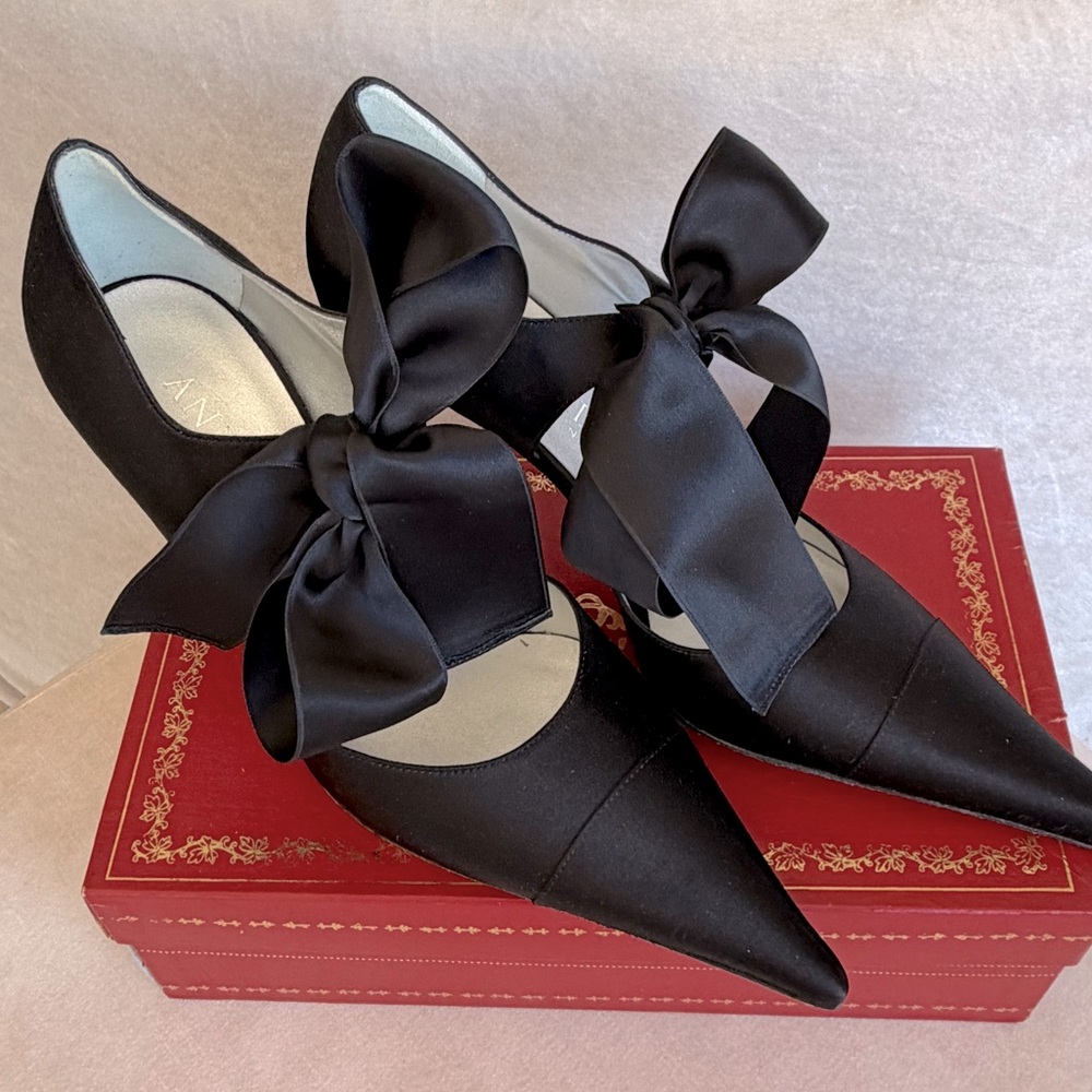 ANN KLIEN GOURGEOUS♥️ Black Satin Bow Pointed-Toe Women's Heels. Runway Model - Picture 3 of 13